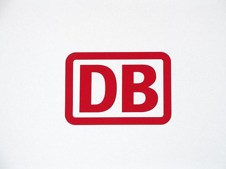Das Logo der Deutschen Bahn AG. Foto: Ralf Hirschberger/Archivbild