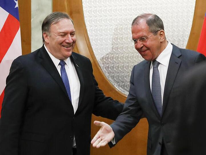 Diplomatische Freundlichkeiten: Der russische Außenminister Sergej Lawrow (r.) begrüßt seinen US-Amtskollegen Mike Pompeo in Moskau.