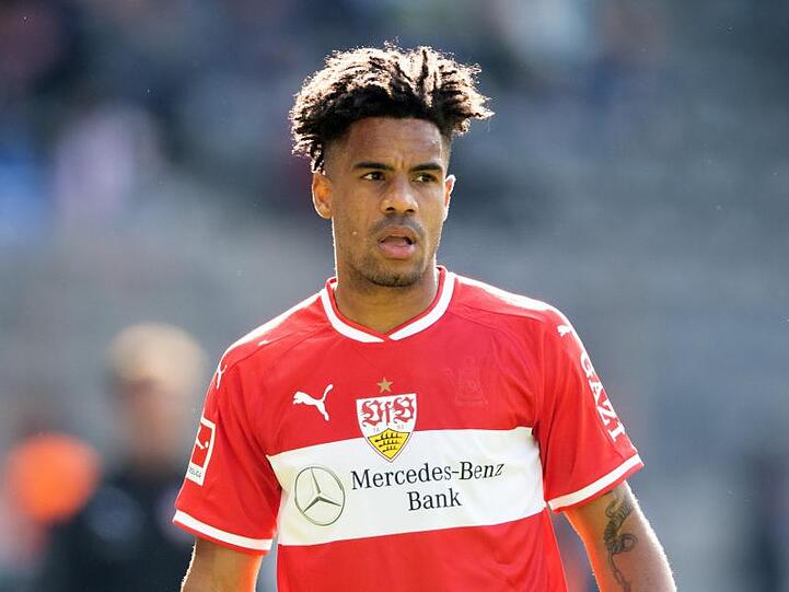 Daniel Didavi beobachtet das Spielgeschehen. Foto: Soeren Stache/dpa