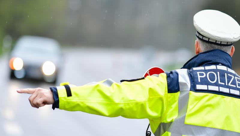Ein Polizist während einer Geschwindigkeitskontrolle an einer Bundesstraße.