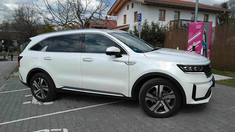 An der Seitenlinie ist zu erkennen, dass der Sorento zu den größeren SUV im Lande zählt.