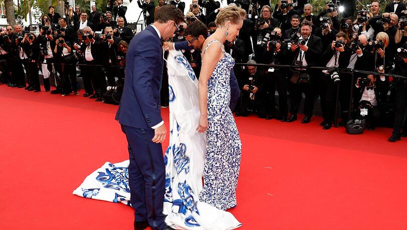 Sharon Stone legte auf dem roten Teppich in Cannes die Schleppe ihres Kleides ab.