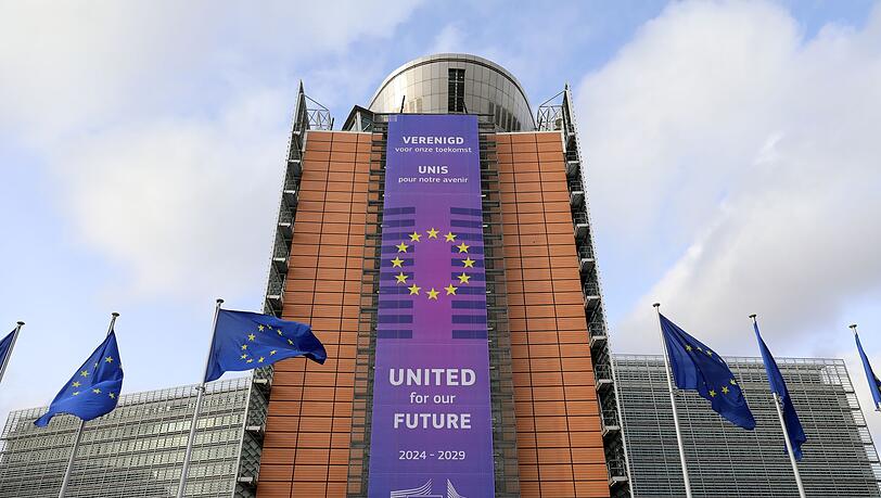Die EU-Kommission verhängt Strafen gegen Apple und Meta. (Archivbild)