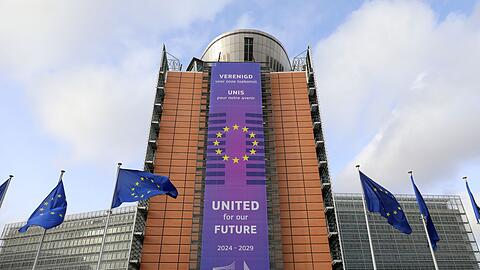 Die EU-Kommission verhängt Strafen gegen Apple und Meta. (Archivbild)