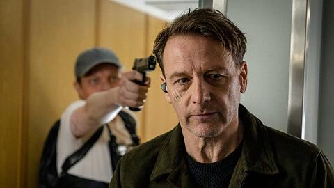 "D&uuml;nentod - Ein Nordsee-Krimi: T&ouml;dliche Falle": Maxim (Leonard Kunz, l.) bedroht Tjark (Hendrik Duryn) mit einer Waffe.