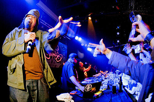 Dilated-Peoples-Rapper Rakaa (li.) unterhält die Meute, DJ Babu (Mi.) kümmert sich um die Schätze aus seiner Plattenkiste.