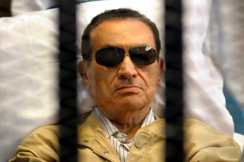 Das Strafgericht in Kairo hat den Prozess gegen Ägyptens Ex-Langzeitherrscher Husni Mubarak aufgehoben.