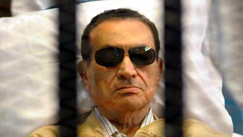 Das Strafgericht in Kairo hat den Prozess gegen Ägyptens Ex-Langzeitherrscher Husni Mubarak aufgehoben.