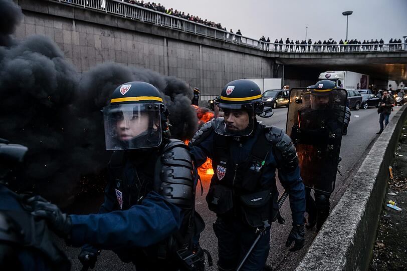 Endzeitstimmung: die Taxifahrer in Paris haben gegen Uber protestiert, und dabei eine Stadtautobahn lahm gelegt. Es brannten Autoreifen.