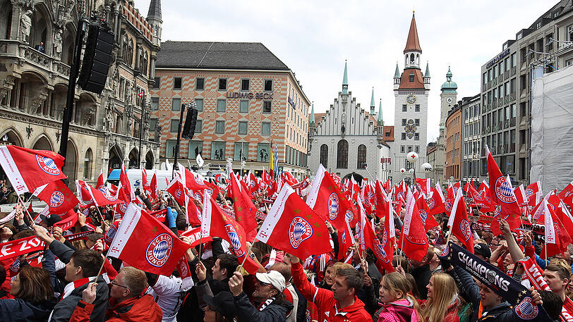4. Der historische Moment: Erfolgreich war sie ja, die Pep-Zeit. Sehr erfolgreich. Sieben Titel in drei Jahren. Und dazu ein Rekord: 2016 holen die Bayern neben dem Pokal die vierte Meisterschaft in Folge. Das gab es noch nie.