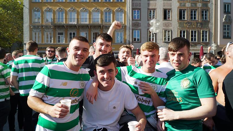 Auf dem Marienplatz feiern bereits die Celtic-Fans.