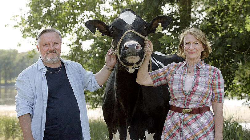 Thomas (Axel Prahl) und Jutta (Dagmar Manzel) kümmern sich um Kuh Gloria (Lola)