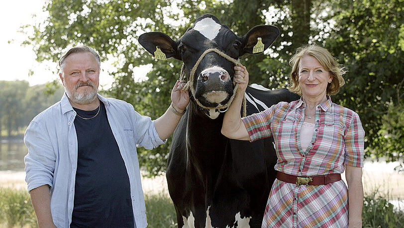 Thomas (Axel Prahl) und Jutta (Dagmar Manzel) kümmern sich um Kuh Gloria (Lola) Thomas (Axel Prahl) und Jutta (Dagmar Manzel) kümmern sich um Kuh Gloria (Lola)