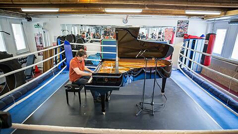 Pierre-Laurent Aimard spielt in einem Boxring - allerdings nicht Beethoven.