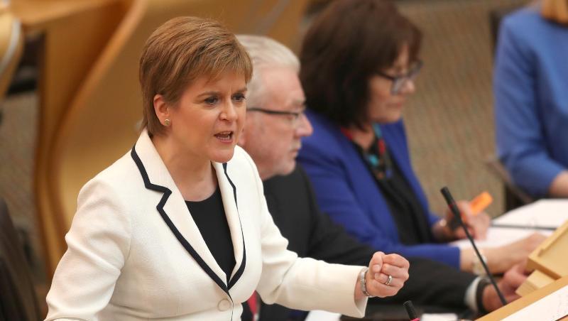 Sturgeon warb im schottischen Parlament für ein weiteres Unabhängigkeitsreferendum. Sturgeon warb im schottischen Parlament für ein weiteres Unabhängigkeitsreferendum.