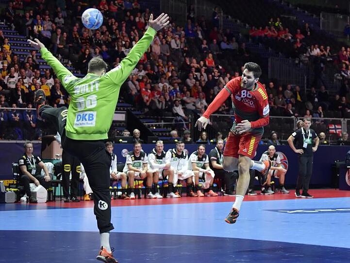 Deutschlands Torwart Andreas Wolff kann den Treffer von Portugals Fabio Magalhaes nicht verhindern.