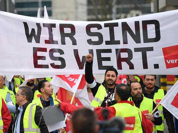 Flughafen-Mitarbeiter sind auf dem Weg zu einer Kundgebung am Frankfurter Flughafen.