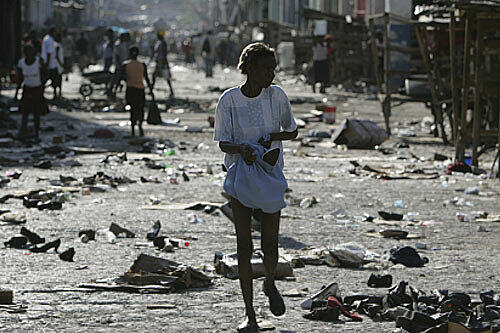 Der Hanger hat sich in Gewalt entladen. Eine Frau streift über einen zerstörten Markt in Haiti