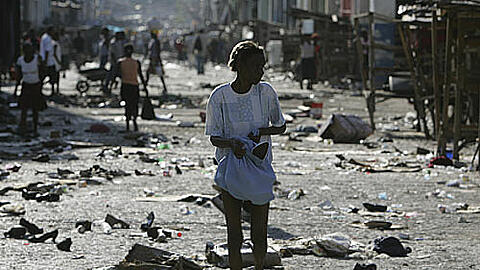 Der Hanger hat sich in Gewalt entladen. Eine Frau streift über einen zerstörten Markt in Haiti