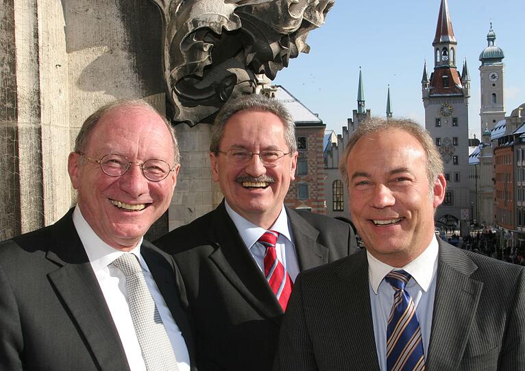 Franz Maget (von li.), Christian Ude und Rainer Beeck stehen schon da, wo bald die Mannschaft den Aufstieg feiern soll - auf dem Rathausbalkon.