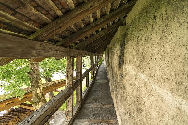 Die Stadtmauer in der historischen Altstadt von Schongau. Die Stadtmauer in der historischen Altstadt von Schongau.