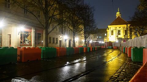 Mit schweren Sperren wird der Weihnachtsmarkt in Magdeburg begrenzt.