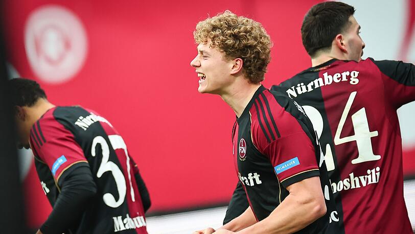 Piet Scobel beim Torjubel. Der 1. FC N&uuml;rnberg setzt auch in Zukunft auf den St&uuml;rmer. (Archivbild)