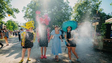 Das &bdquo;Wasser-Einsatz-Team&ldquo; (WET) ist zur Abk&uuml;hlung der Besucher auf dem Gel&auml;nde unterwegs. Gestaltet wurden die Kost&uuml;me von der Kanadierin Charlotte Morache.