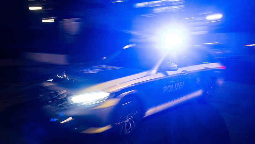 Die Polizei hat in der Nacht zum Sonntag eine Party unter der Wittelsbacherbrücke aufgelöst (Symbolbild). Die Polizei hat in der Nacht zum Sonntag eine Party unter der Wittelsbacherbrücke aufgelöst (Symbolbild).