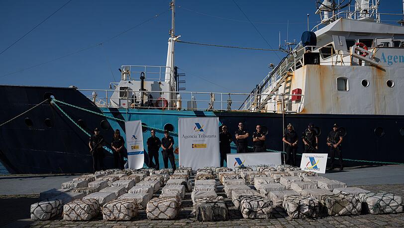 Der spanische Zoll hat auf einem polnischen Segelboot 2,1 Tonnen Kokain beschlagnahmt. Der spanische Zoll hat auf einem polnischen Segelboot 2,1 Tonnen Kokain beschlagnahmt.