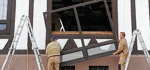 Einen kompletten Austausch verhindern: Historische Fenster lassen sich oft aufarbeiten oder von innen doppelt verglasen.
