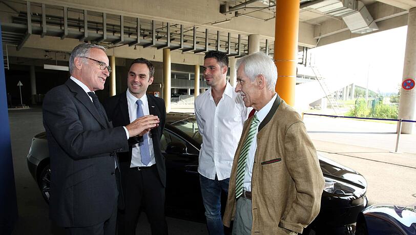 Löwen-Boss Dieter Schneider (r.), selbst Chef eines Autohauses, freut sich über den neuen Hauptsponsor: "Aston Martin passt gut zu uns." Löwen-Boss Dieter Schneider (r.), selbst Chef eines Autohauses, freut sich über den neuen Hauptsponsor: "Aston Martin passt gut zu uns."
