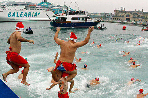 In Barcelona gibt es ein Weihnachts-Cup Schwimmen, immerhin bei angenehmeren Temperaturen.
