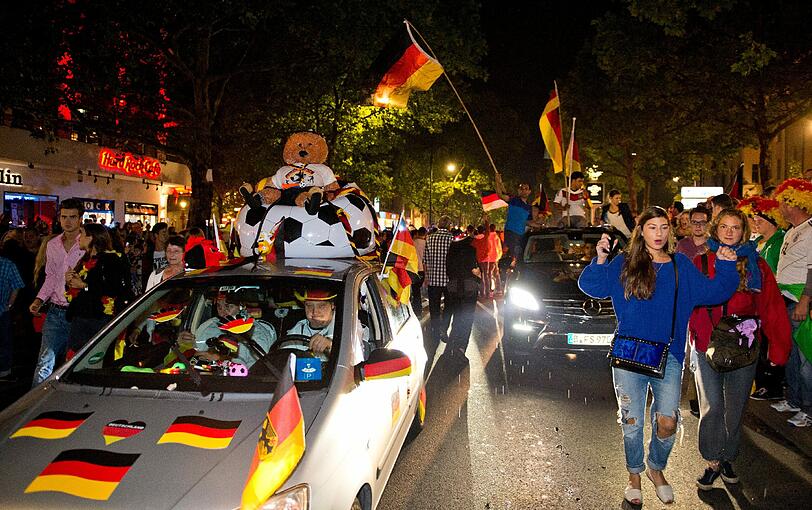So feiern die Fans nach dem Public Viewing den WM-Titel.