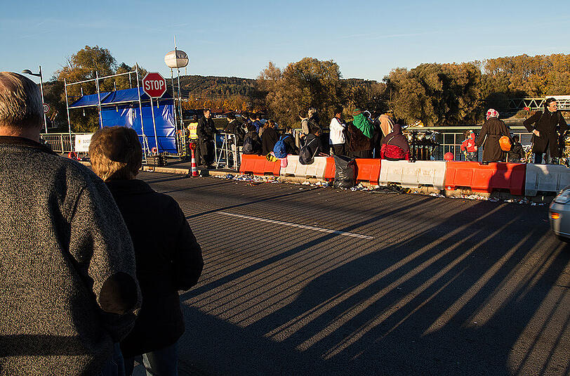 Szenen aus Simbach: auch hier kamen das ganze Wochenende über Flüchtlinge von Österreich nach Bayern.