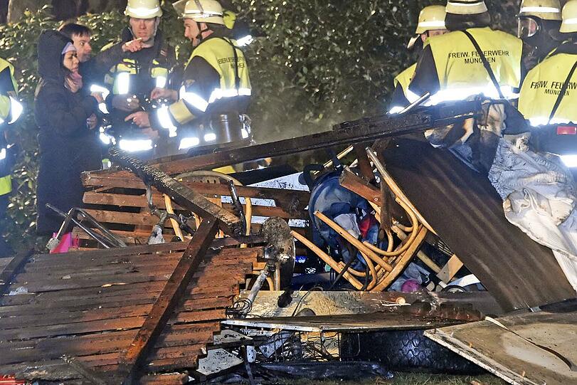 In einem neungeschossigen Wohnblock im Stadtteil Forstenried musste die Feuerwehr in der Nacht einen ausgedehnten Kellerbrand löschen. Ein Mann
erlitt eine Rauchgasvergiftung und wurde zur Behandlung in ein Krankenhaus gebracht.