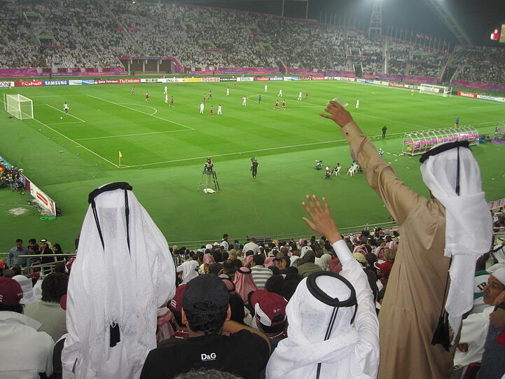Stadion Al-Khalifa: Junge Fußballfans freuen sich auf die Fußball-WM 2022.