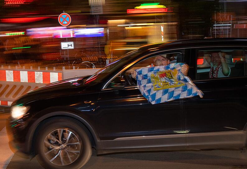 Die Freude bei den Bayern-Fans kennt nach dem Triple-Sieg keine Grenzen - klicken Sie sich durch die Bilder von der Party in der Landeshauptstadt.