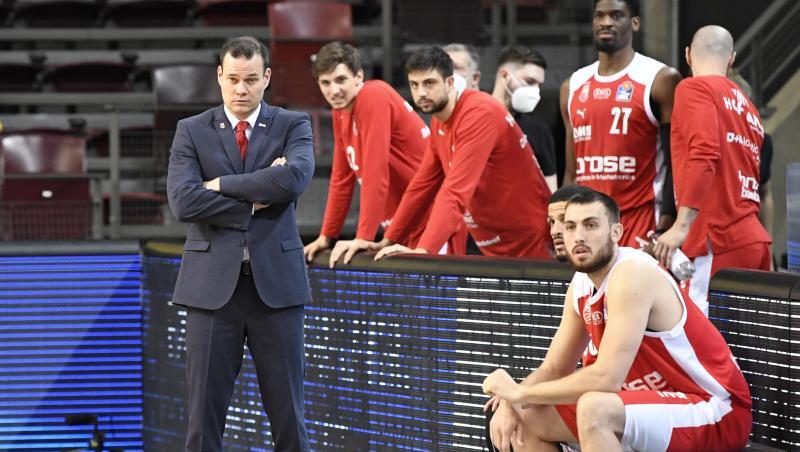 Bambergs Trainer Johan Roijakkers (L) beobachtet ein Spiel.