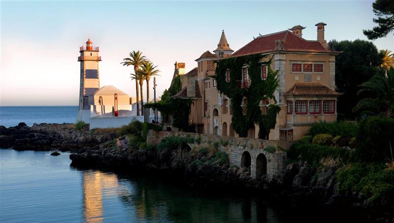 Nicht weit entfernt: der Leuchtturm und Palast von Cascais. Nicht weit entfernt: der Leuchtturm und Palast von Cascais.