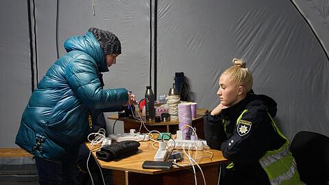 In "Punkten der Unbeugsamkeit" k&ouml;nnen Ukrainer bei Stromausf&auml;llen ihre Mobiltelefone aufladen.