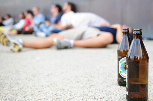 Schon wenige Stunden nach Öffnen der Bierzelte mussten die ersten schon eine schöpferische Pause einlegen.