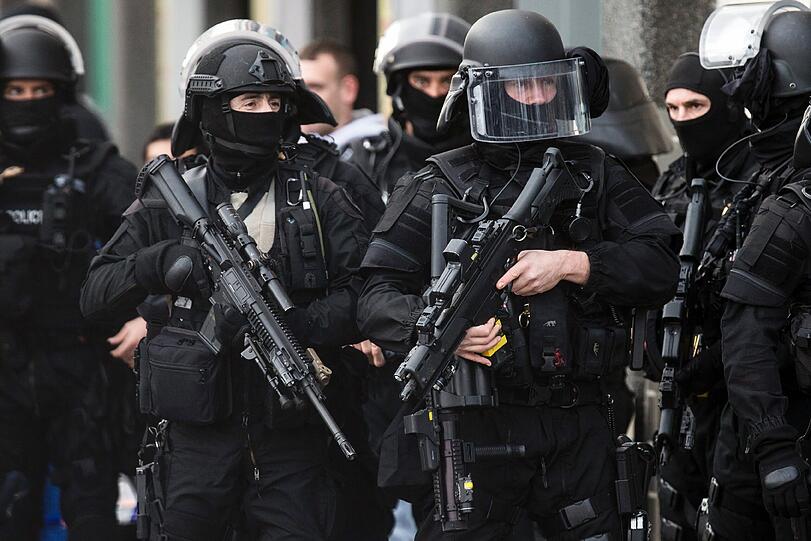 Mit zahlreichen Einsatzkräften war die französische Polizei vor Ort: Die Bilder aus Colombes.