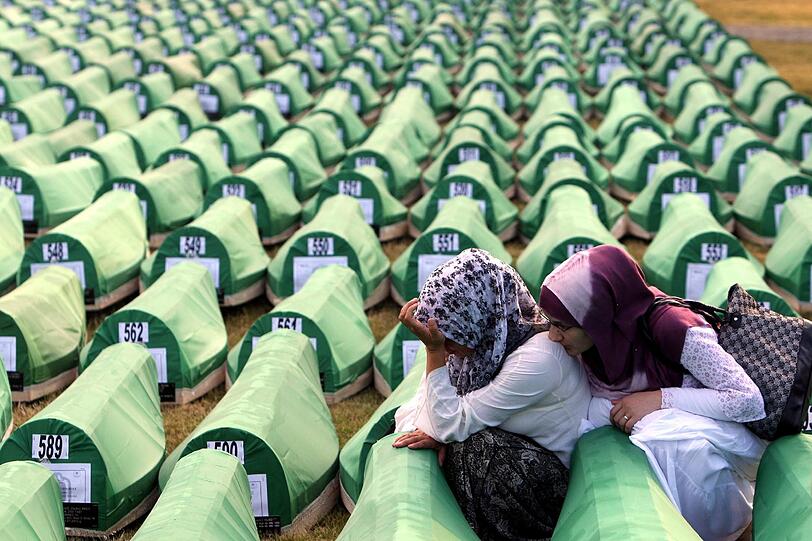Rund 8000 muslimische Bosnier wurden bei Srebrenica getötet, noch immer sind nicht alle Opfer identifiziert.