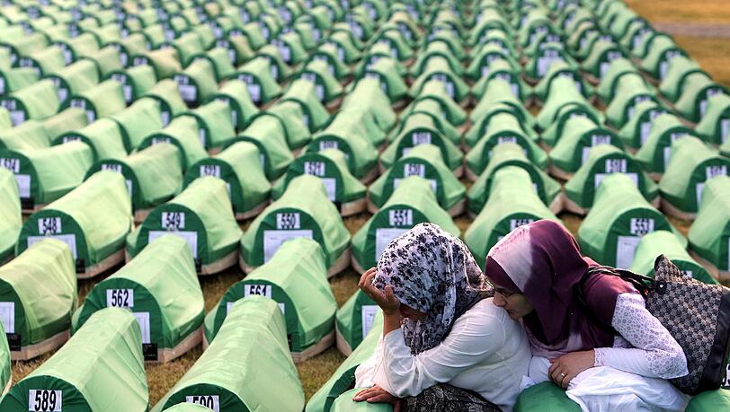 Rund 8000 muslimische Bosnier wurden bei Srebrenica getötet, noch immer sind nicht alle Opfer identifiziert. Rund 8000 muslimische Bosnier wurden bei Srebrenica getötet, noch immer sind nicht alle Opfer identifiziert.