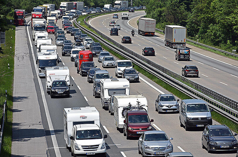 Die A8 Augsburg-München: Hier fuhr ein 24-jähriger Mann mit Inline-Skates am Standstreifen entlang. (Archivbild)