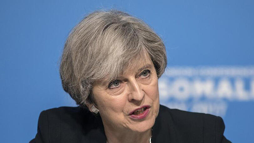 Premierministerin May will die Zahl der Einwanderer insgesamt senken und die Freizügigkeit für EU-Ausländer aufheben.