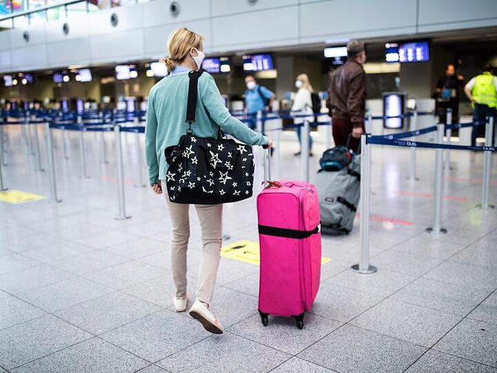 Passagiere sollen mit dem Smartphone am Flughafen künftig sämtliche Formalitäten erledigen können.