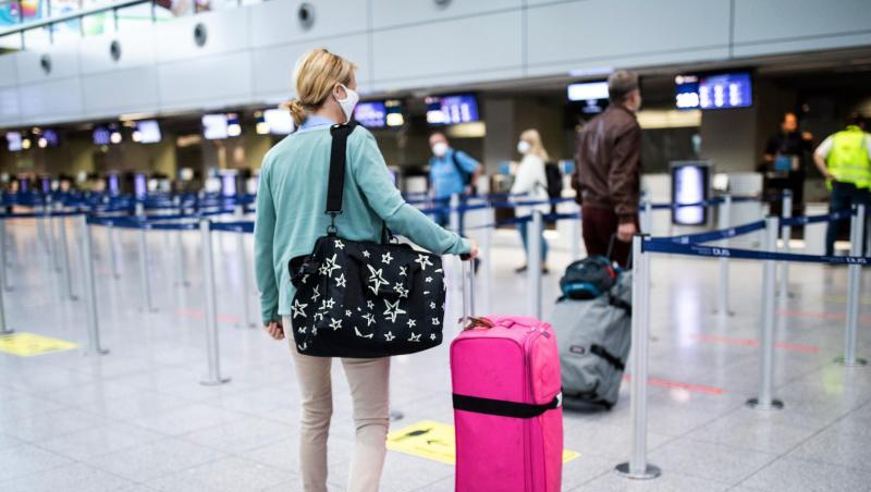 Passagiere sollen mit dem Smartphone am Flughafen künftig sämtliche Formalitäten erledigen können. Passagiere sollen mit dem Smartphone am Flughafen künftig sämtliche Formalitäten erledigen können.