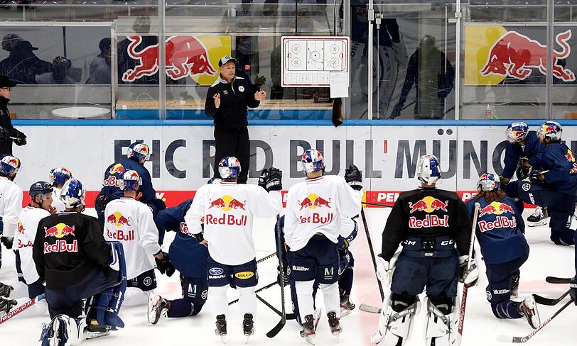 Eis-Trainingsauftakt beim EHC: Das Training leitet Co-Trainer Steve Walker, NHL-Star Dominik Kahun (r.) ist auch dabei.